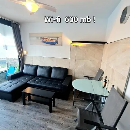 Ocean Breeze Oasis: Deluxe Beachfront Retreat With Stunning Views Apartment